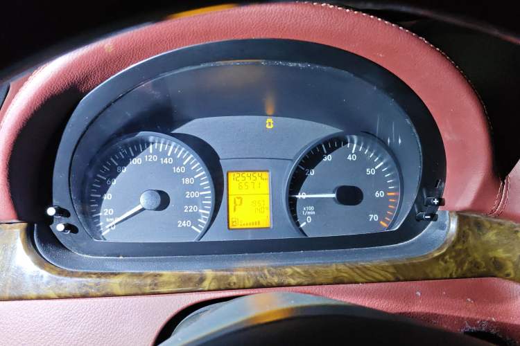 Used Mercedes-Benz Vito 2011 2.5L 7-seater executive version Instrument Cluster
