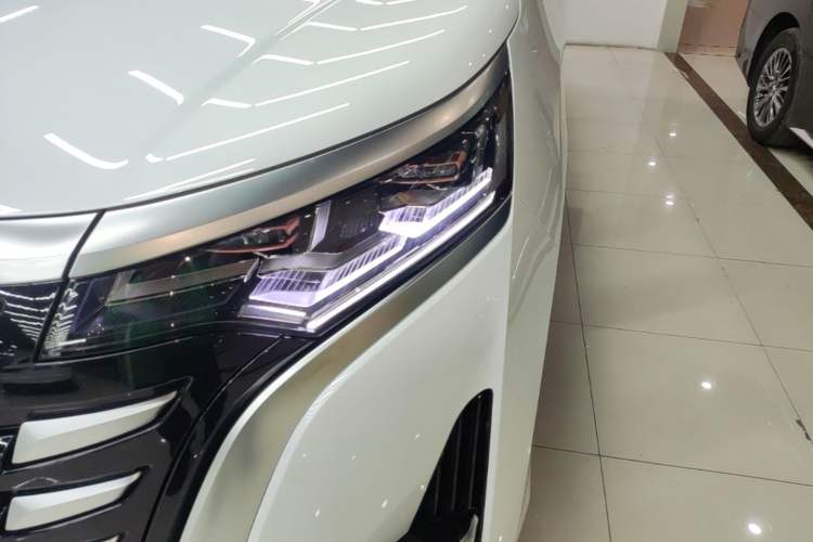 Used Denza D9 2022 DM-i 970 Four-Wheel Drive Prestige Model Left Front Headlight