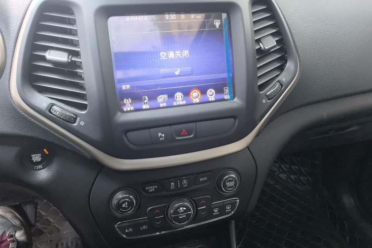 Used Jeep Cherokee 2016 2.4L Leading Edition Audio And AC Panel