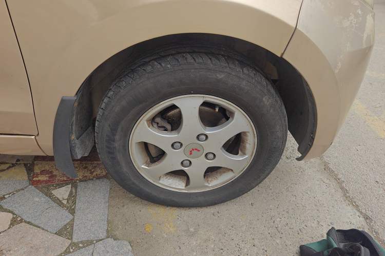 Used Wuling Hongguang 2014 1.5L Standard Version Right Front Wheel Hub