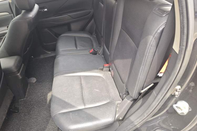 Used Mitsubishi Outlander 2014 2.4L 4x4 Deluxe Value Edition 7 Seats Left Rear Seat