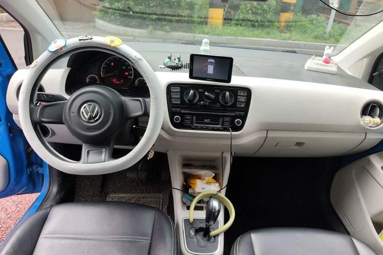 Used Volkswagen up! 2015 1.0L move up! Center Console