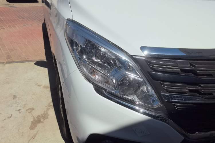 Used FORTHING Lingzhi PLUS 2023 2.0L Manual Luxury CNG 7-Seater Right Front Headlight