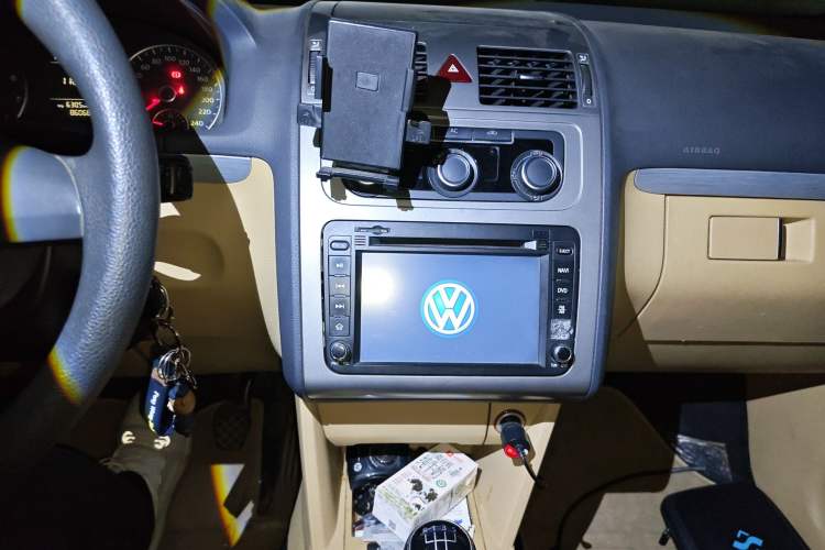 Used Volkswagen Touran 2011 1.4T Manual Zhiya Edition 5 Seats Audio And AC Panel