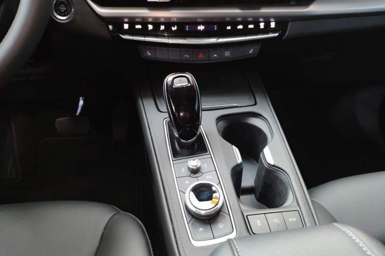 Used Cadillac XT4 2024 Facelift 28T Two-Wheel-Drive Luxury Version Gear Lever