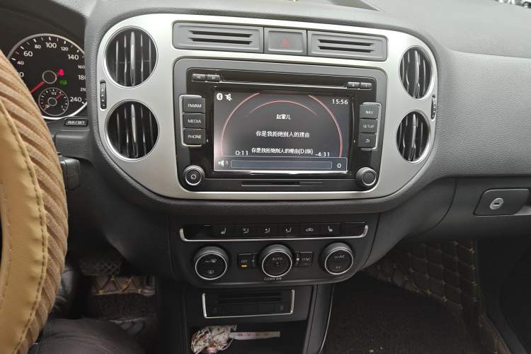 Used Volkswagen Tiguan 2016 300TSI Automatic All-Wheel Drive Luxury Edition Audio And AC Panel