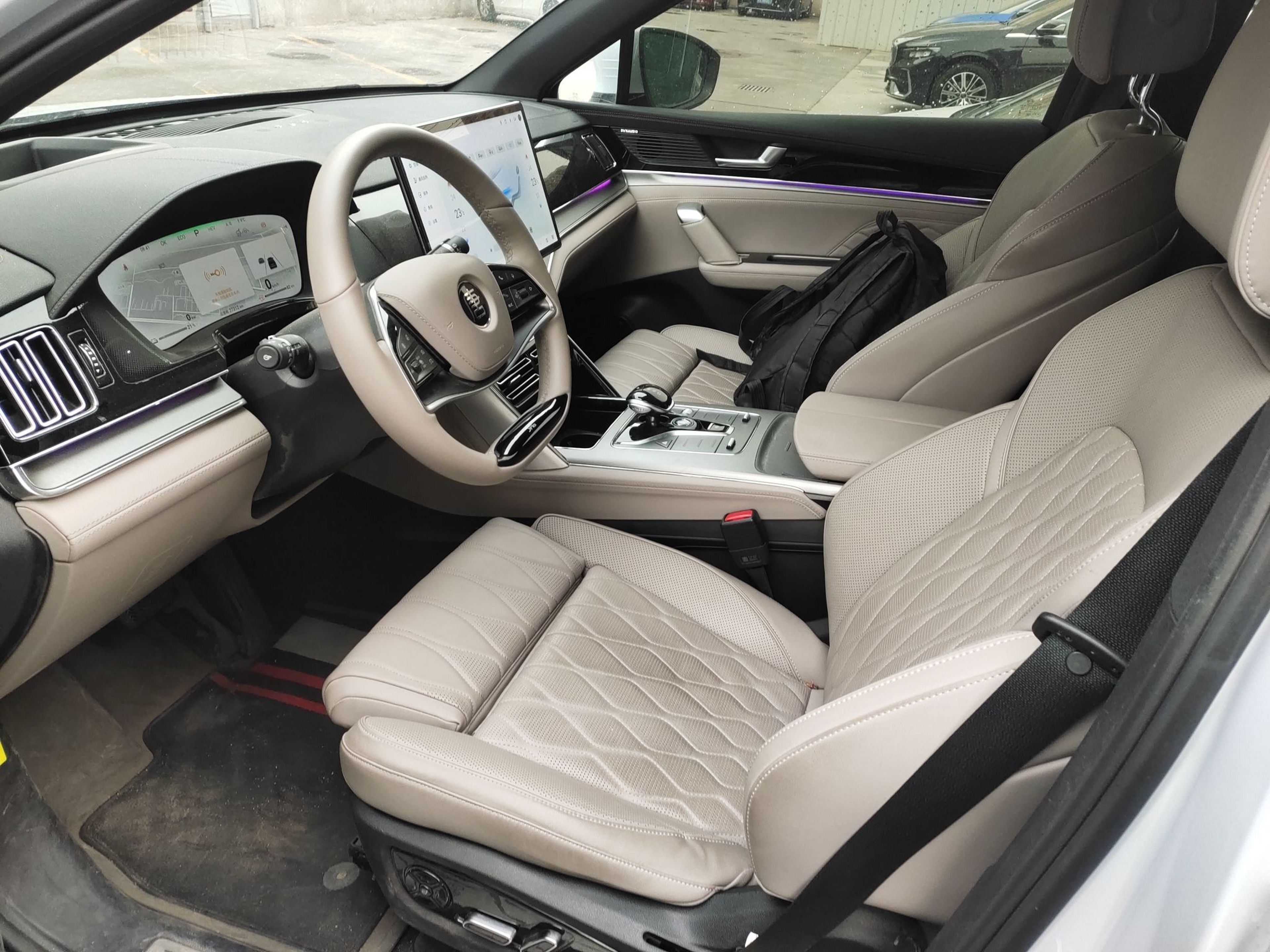 المقاعد الأمامية داخل السيارة