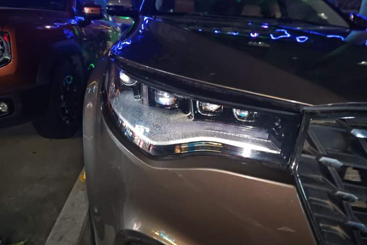 Used Zotye T700 2017 2.0T Dual-Clutch Prestige Version Right Front Headlight