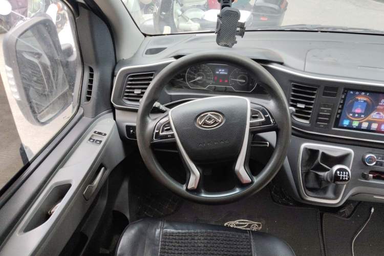 Used SAIC MAXUS Xintu V80 2021 2.0T Manual Classic Aoyuntong 127 PS Mid-axle Mid-roof 6/7/8/9-Seater Steering Wheel
