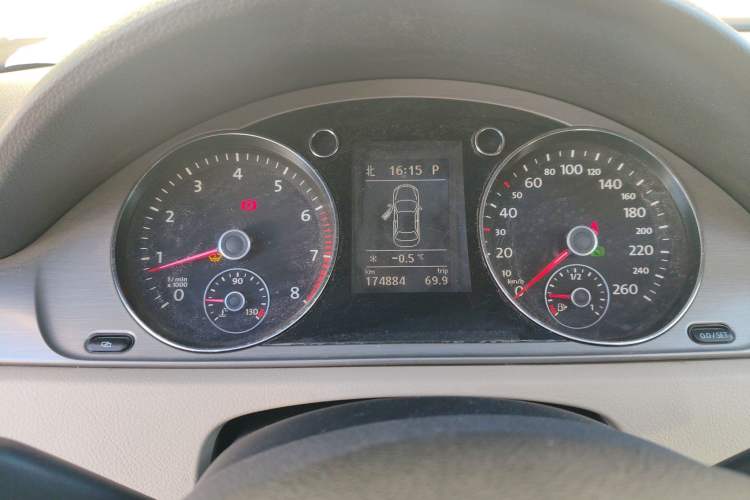 Used Volkswagen Magotan 2012 Revised Version 1.8TSI Leading Edition Instrument Cluster