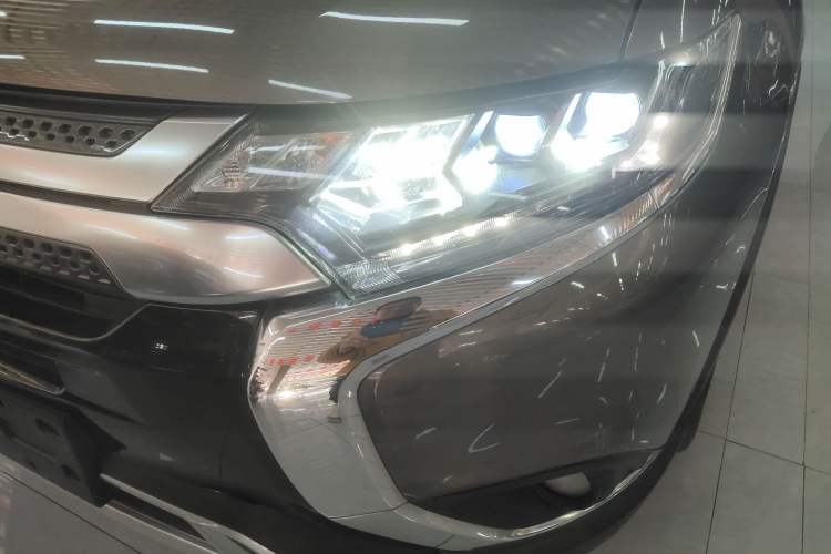 Used Mitsubishi Outlander 2019 2.4L Two-Wheel Drive ZhiXing Version 5 Seats China V Emission Standard
