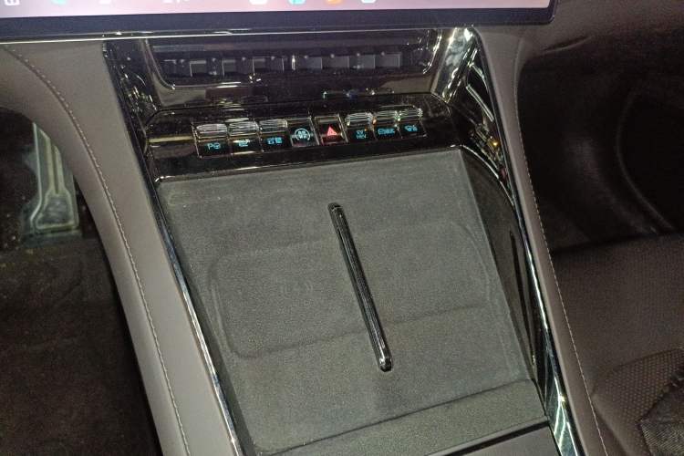 Used Denza Z9 2024 1100 km All-Wheel-Drive Ultra Version Interior 1