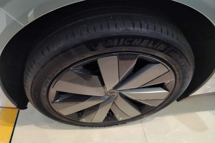 Used Li Auto i6 2025 Model Four-Wheel-Drive Standard Type Left Front Wheel Hub