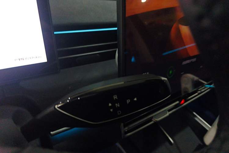 Used Chery Fengyun A8L 2025 1.5 TGDI 145 km Luxury Version Gear Lever