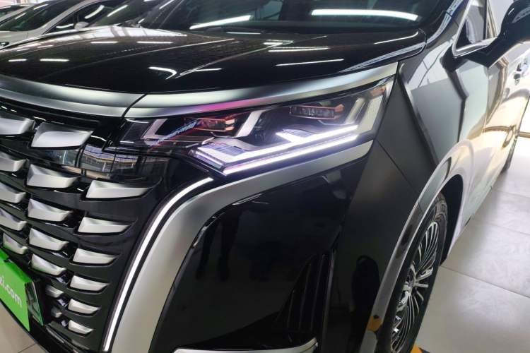 Used Denza D9 2022 DM-i 1040 Prestige Model
