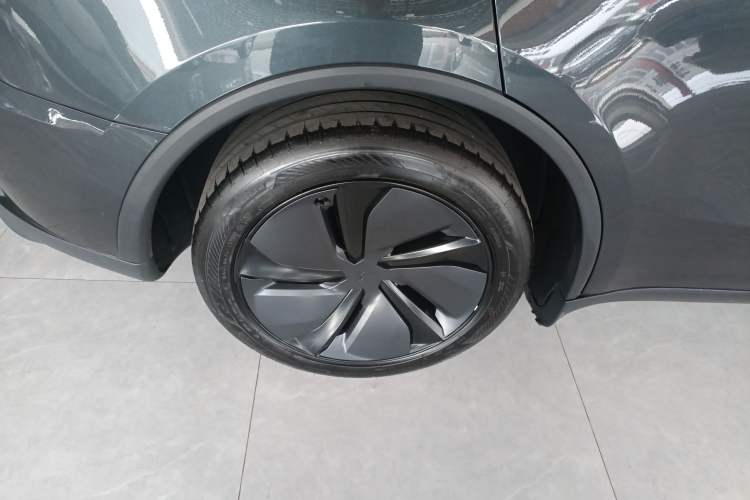 Used Tesla Model Y 2025 Rear-Wheel Drive First Edition Right Rear Wheel Hub