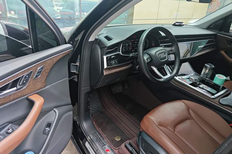 Used Audi Q7 2021 55 TFSI quattro S line Sport model
