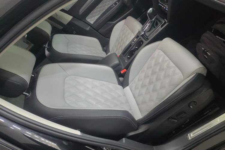 Used Volkswagen Magotan 2023 2 Million Units Limited Edition 330TSI DSG Leading Version
