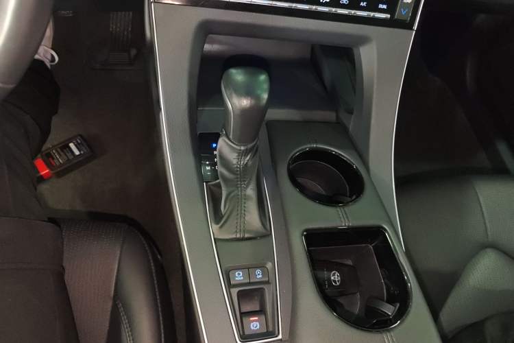 Used Toyota Avalon 2019 2.0L Luxury Edition China VI Standard Gear Lever