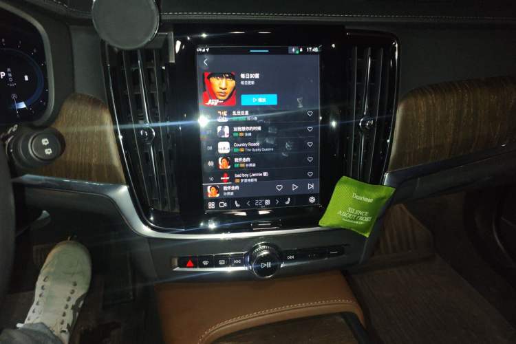 Used Volvo V90 2023 Cross Country B5 AWD Prestige Edition Audio And AC Panel