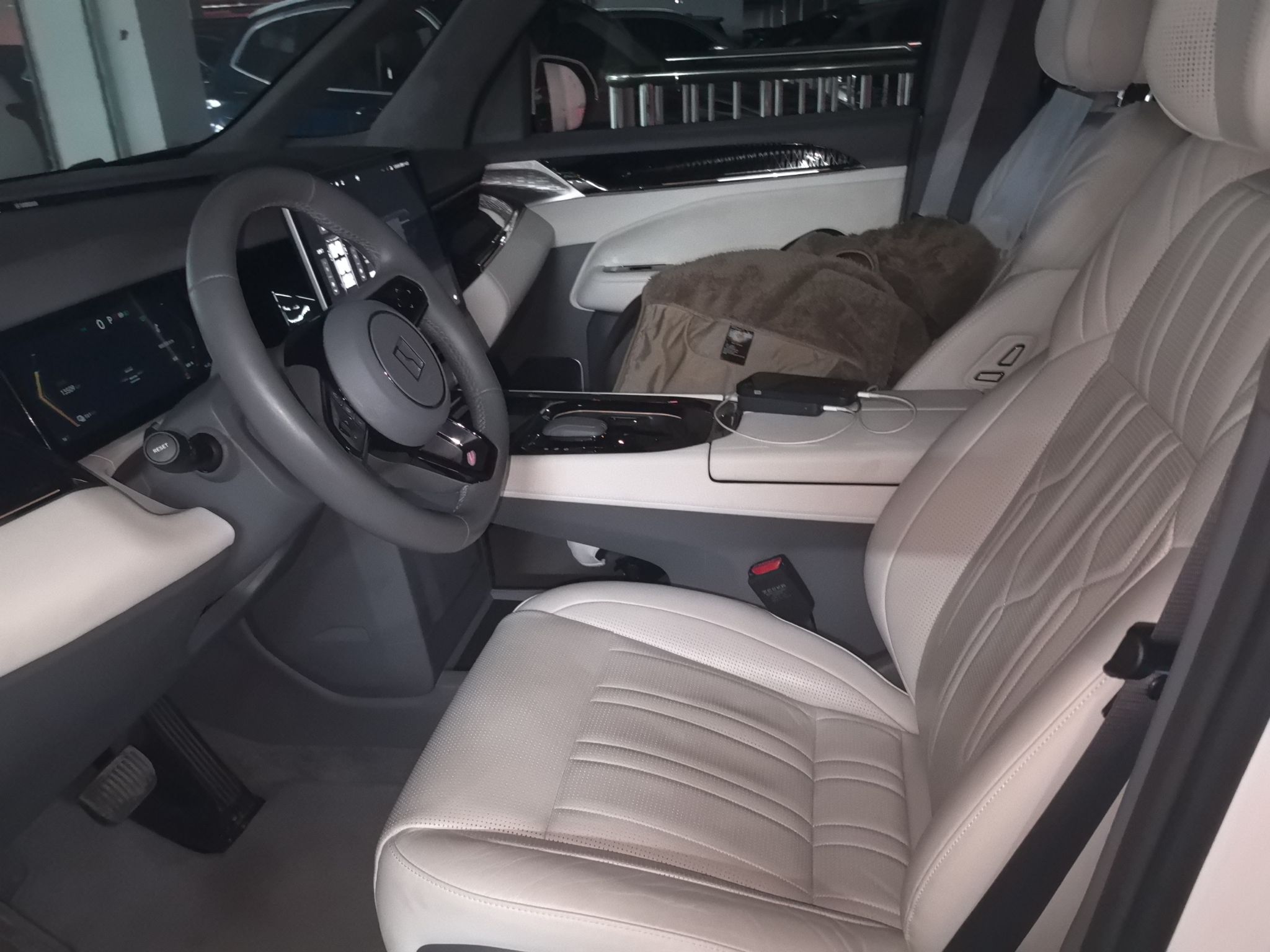 المقاعد الأمامية داخل السيارة