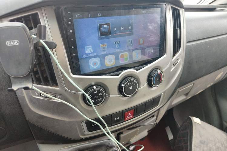 Used Dongfeng Yufeng 2018 2.5T Logistics Vehicle A100 Long Wheelbase High Roof 5-9 Seater China V Emission Standard ZD25 Audio And AC Panel