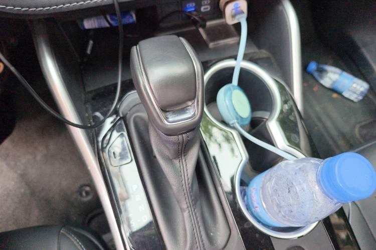 Used Toyota Highlander 2023 2.5L Smart Electric Hybrid Dual-Motor All-Wheel-Drive Luxury 7-Seater Gear Lever