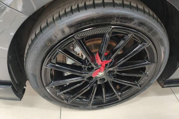 Used CHANGAN UNI-V 2023 1.5T Sport Edition Left Front Wheel Hub