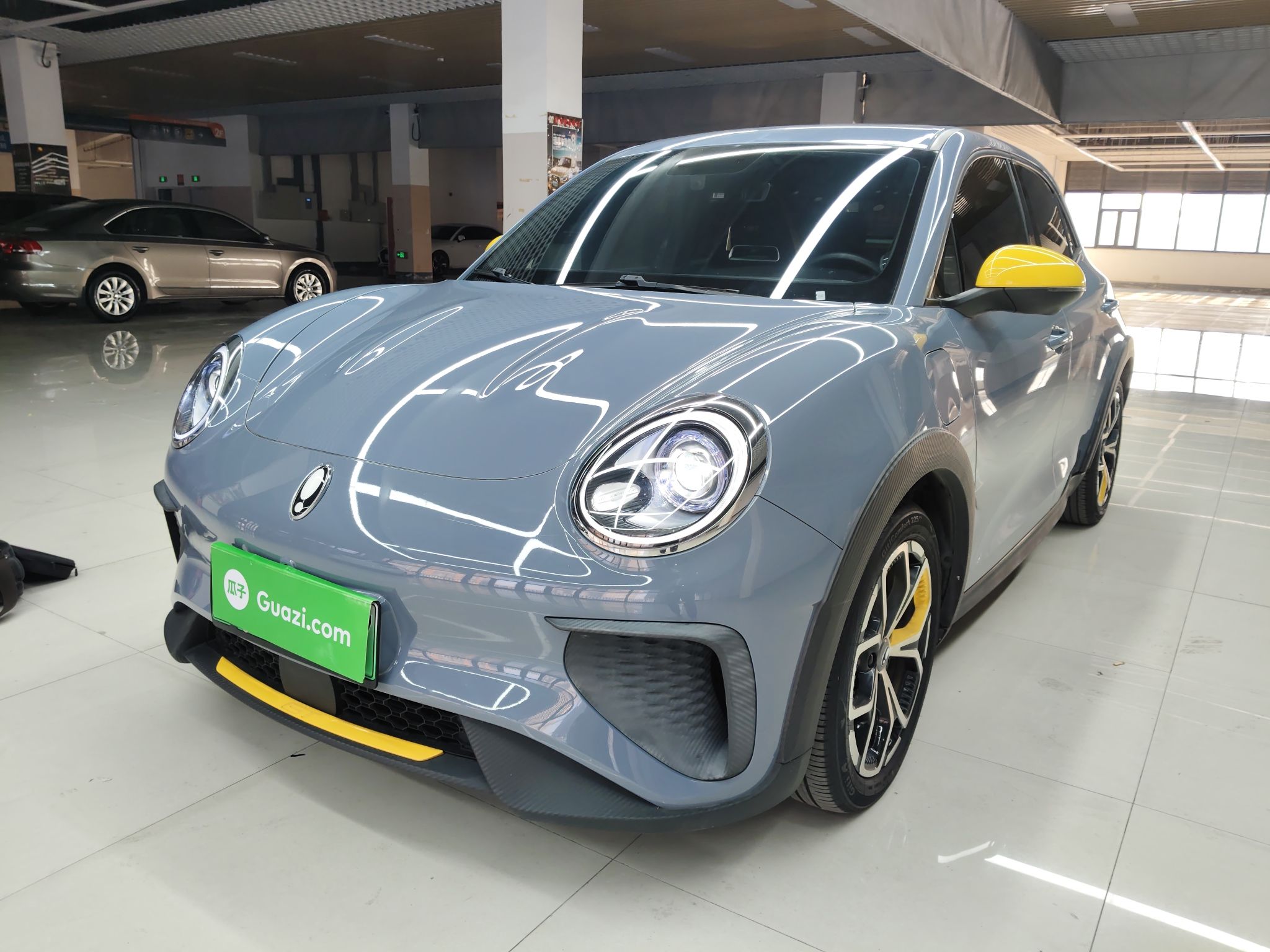 تحت مقدمة السيارة