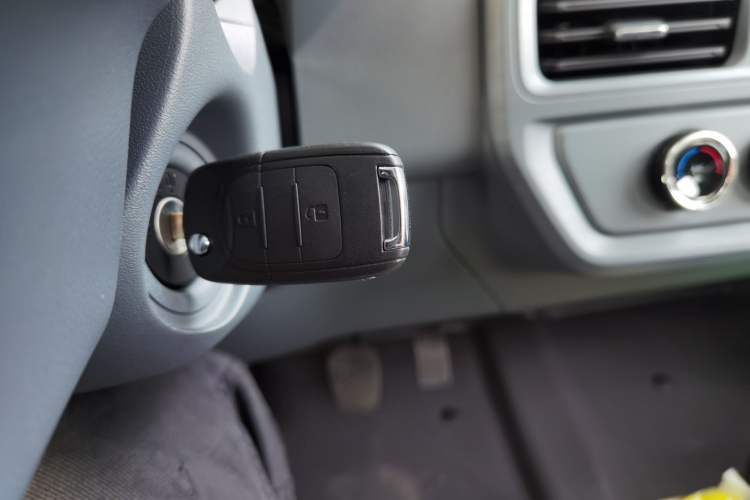 Used Wuling Yangguang 2024 300KM Comfort Version Passenger Van 75kW
