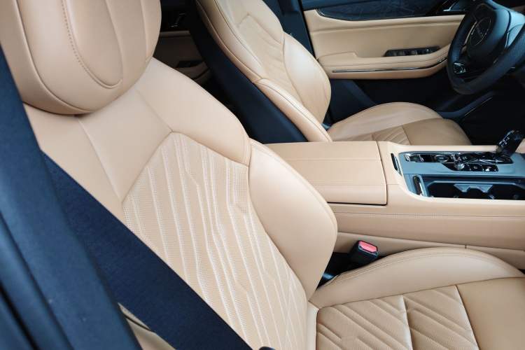 Used Lynk & Co 09 2021 2.0T Halo Six-Seater