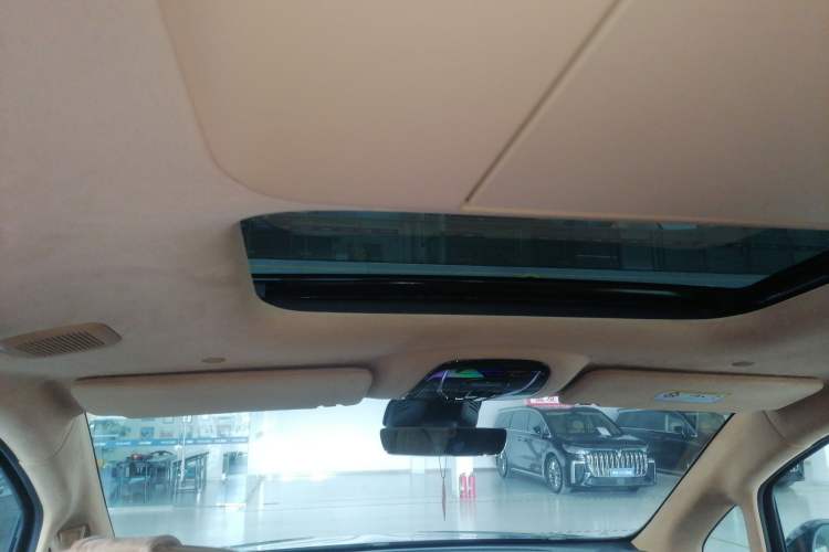 Used VOYAH Dream 2025 EV Four-Wheel Drive Flagship Kunpeng Edition
