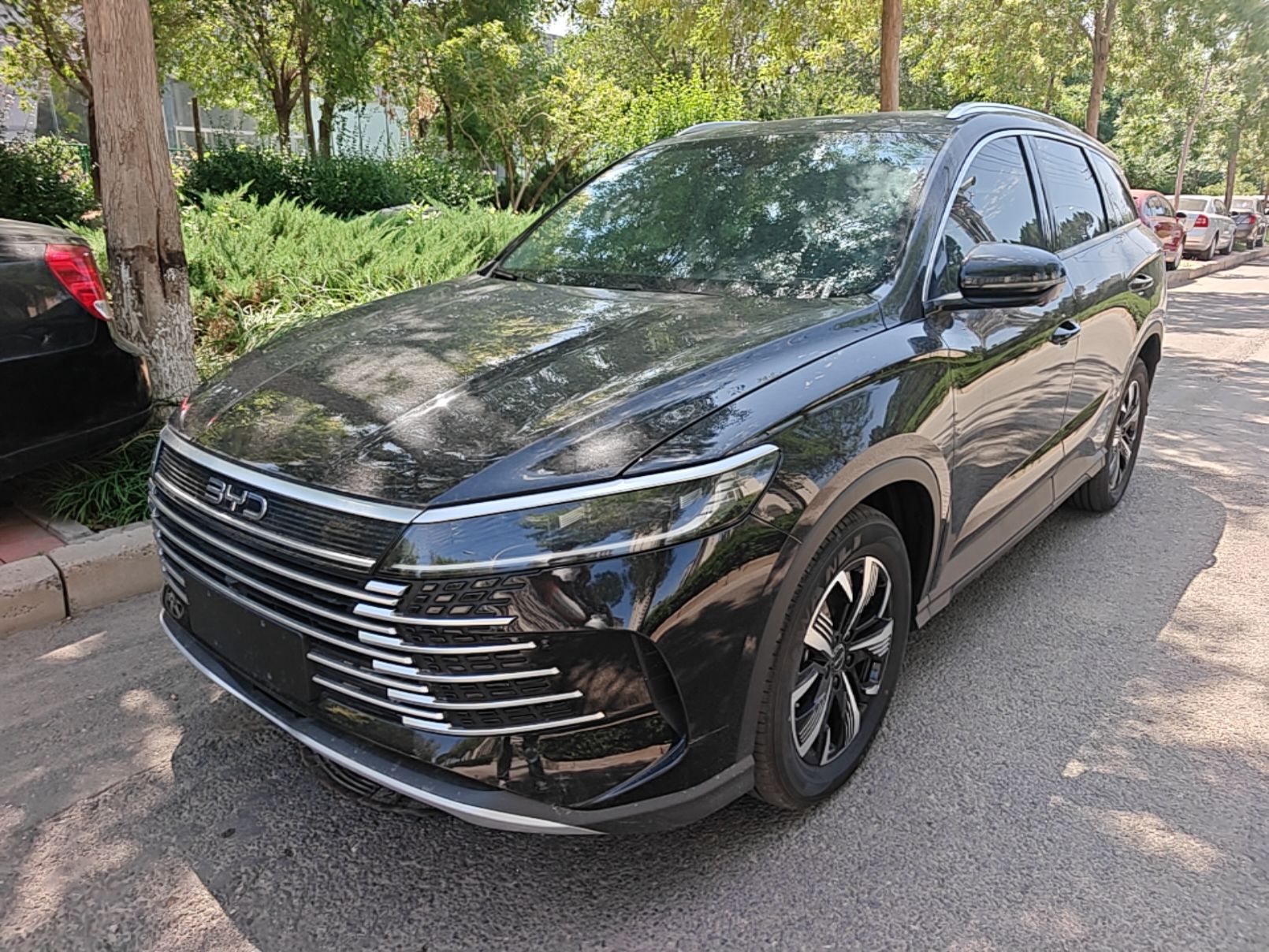 Под передней частью автомобиля