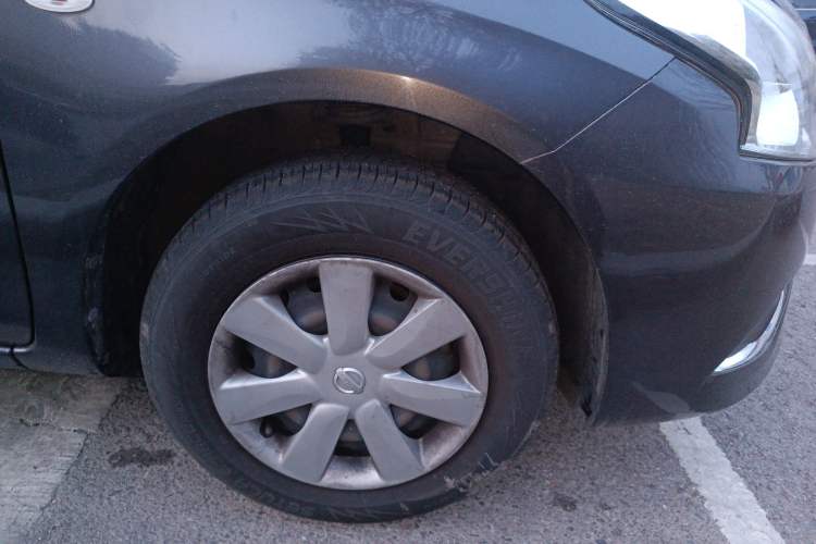 Used Nissan Sunny 2015 1.5XE Manual Master Edition Right Front Wheel Hub