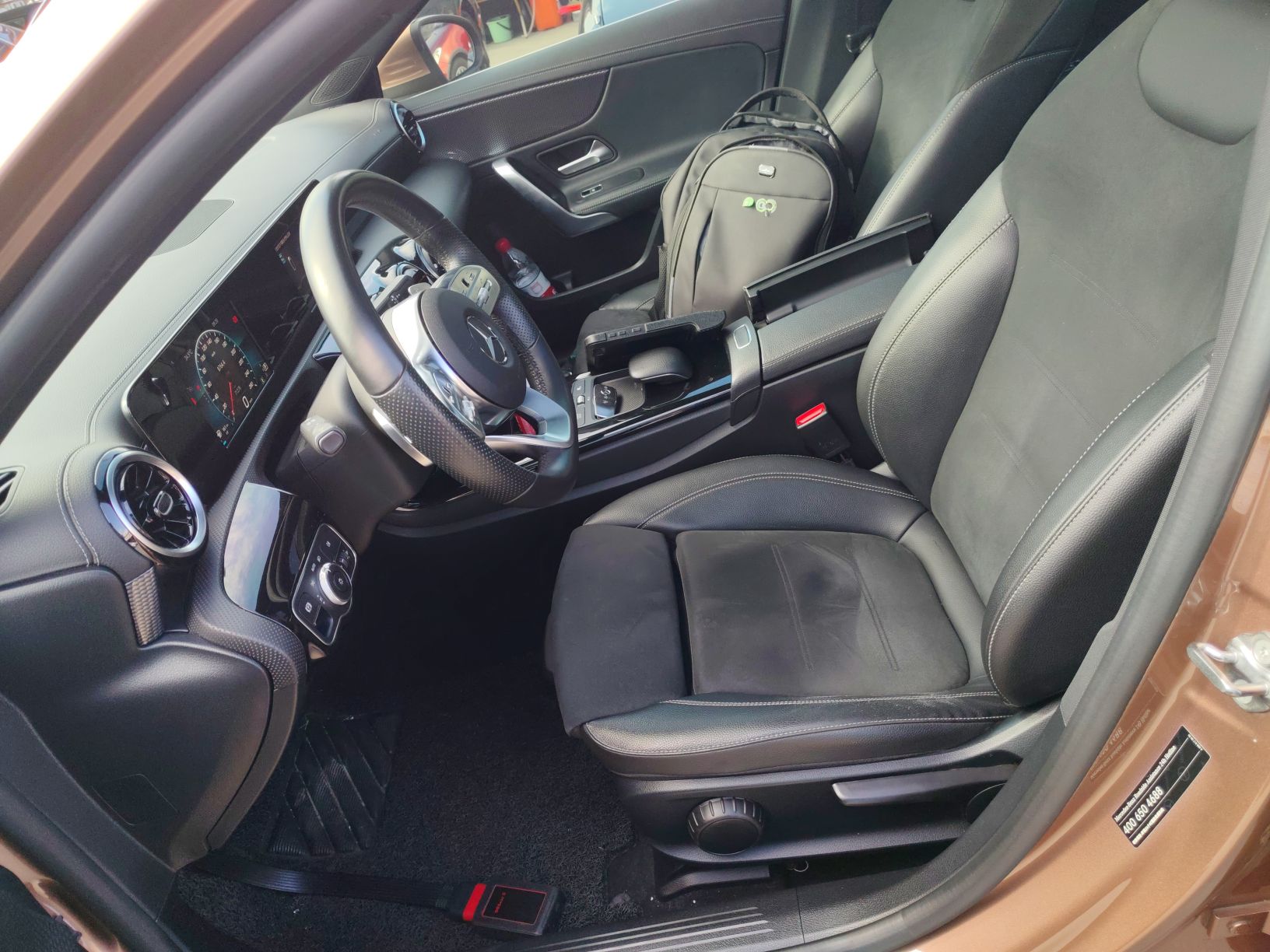 المقاعد الأمامية داخل السيارة