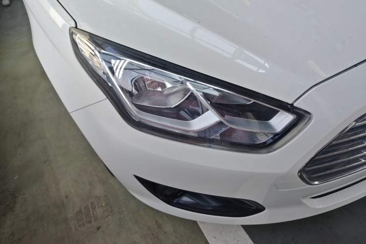 Used Ford Escort 2017 1.5L Automatic Comfort Model Right Front Headlight