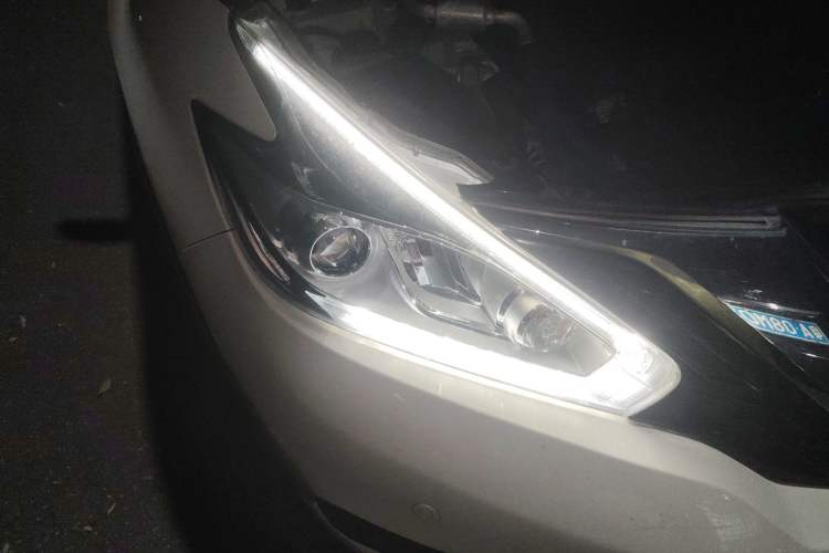 Used Nissan Murano 2021 2.5L XL Two-Wheel Drive Smart Connect Luxury Edition Right Front Headlight