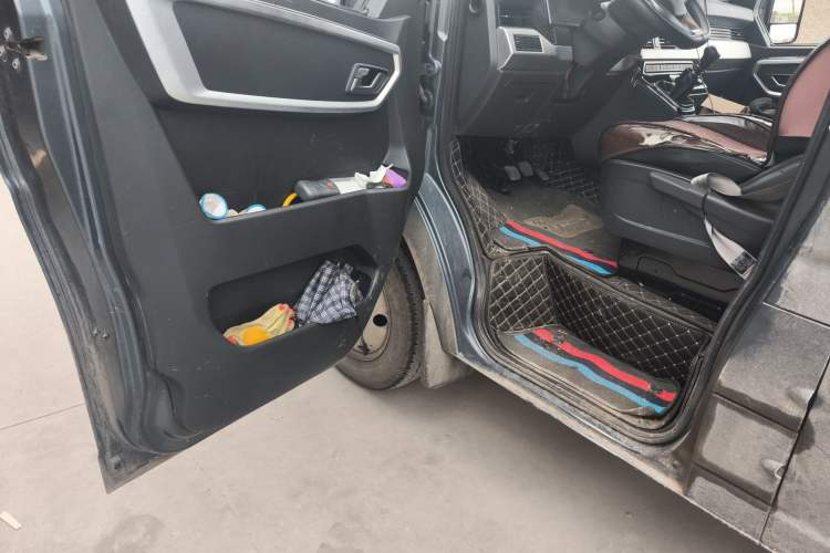 Used Dongfeng Yufeng 2023 V9+ 2.3T Manual Rear-Drive Dual Rear Tires Long Wheelbase High-Roof 3-Seater Cargo Van Driver Seat