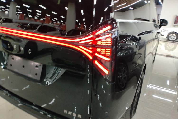 Used Geely Galaxy LEVC L380 2024 140-Degree 6-Seater All-Wheel-Drive Ultra