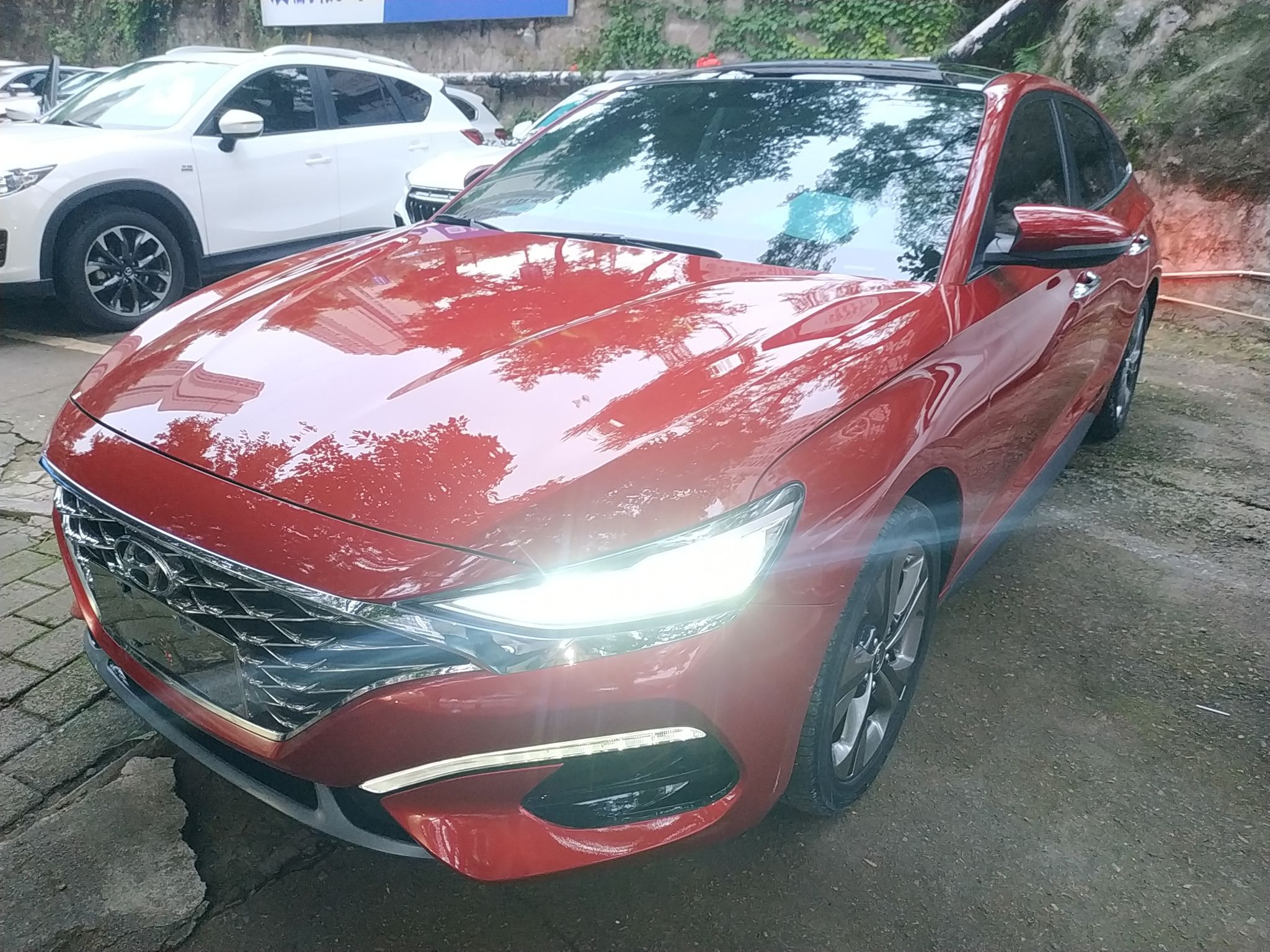 Под передней частью автомобиля