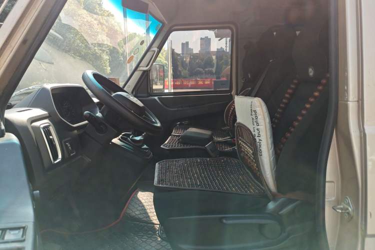 Used Iveco Daily 2023 2.5T A35M1 Short Wheelbase Mid-Height Single-Tire Side-Sliding Door 5–9 Seats
