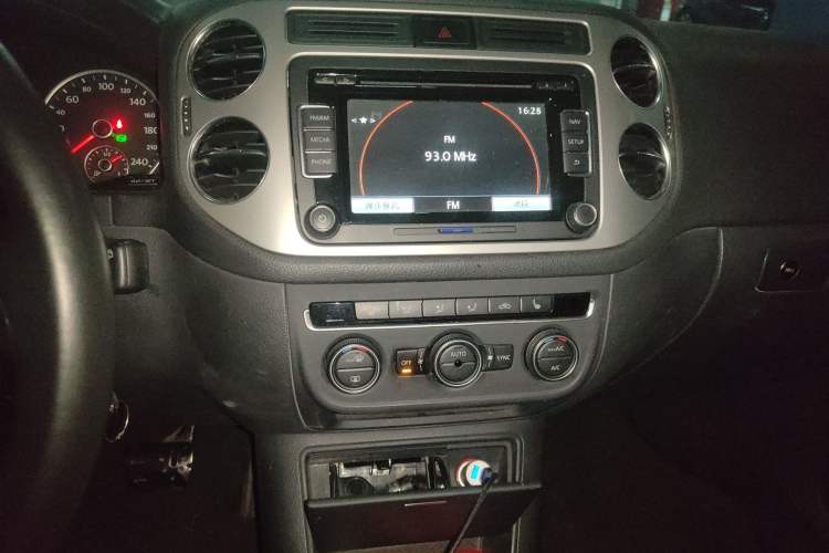 Used Volkswagen Tiguan 2013 1.8 TSI Automatic All-Wheel Drive Luxury Model Audio And AC Panel