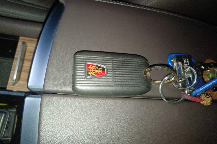 Used Roewe RX8 2019 30T Smart Connectivity Two-Wheel Drive Supreme Flagship Edition
