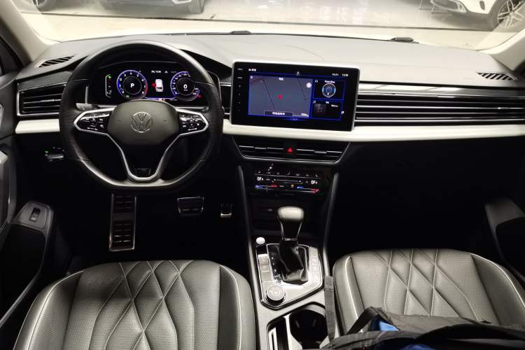 Used Volkswagen Tiguan L 2022 380TSI Automatic All-Wheel Drive R-Line Enhanced Comfort 7-Seater Center Console