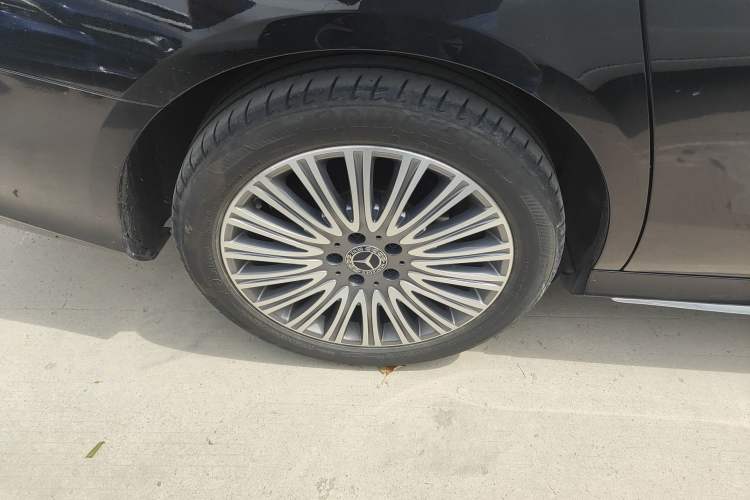 Used Mercedes-Benz E-Class 2019 Restyled E 300 L Sporty and Stylish Edition Exterior 5