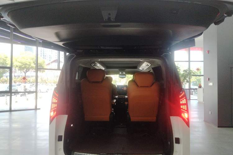 Used Geely Galaxy LEVC L380 2024 140-Degree 6-Seater All-Wheel-Drive Ultra Trunk