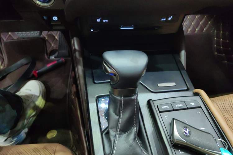Used Lexus ES 2018 300h Premier Edition China VI Standard Gear Lever