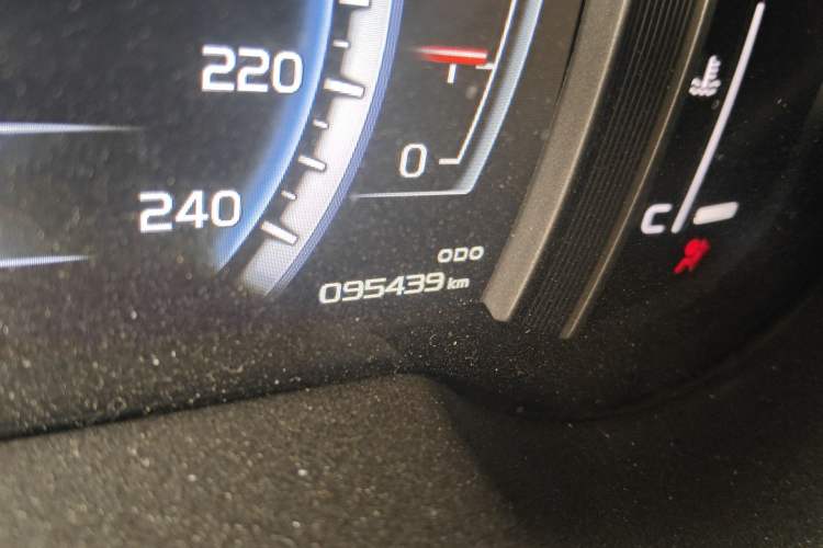 Used Geely Auto Emgrand X7 Sport 2016 2.0L Manual Smart Connect Version Odometer Close Up