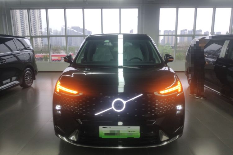 Used Volvo EM90 2025 Ultra Six-Seater Front