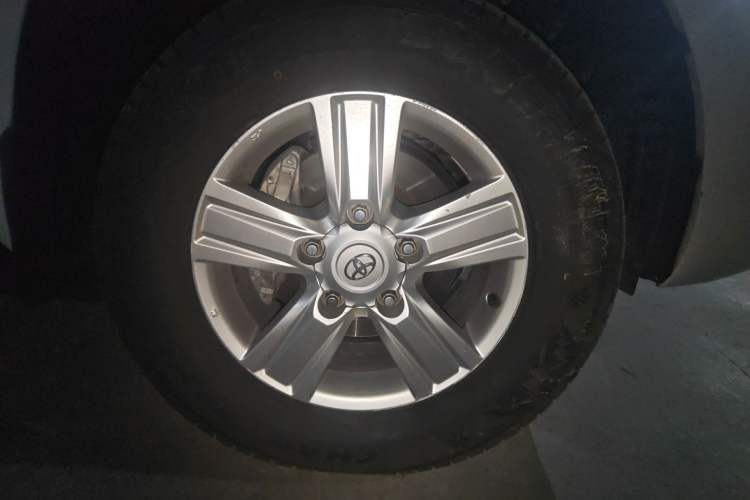 Used Toyota Land Cruiser 2012 4.6L Automatic VX-R Right Front Wheel Hub